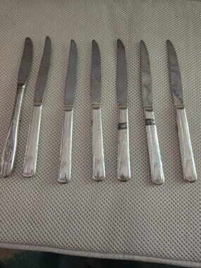 7 assorted knives, 6 the same pattern, 1 odd pattern